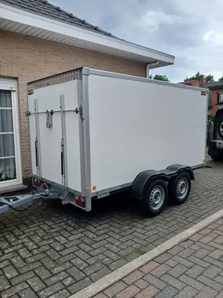 gesloten aanhangwagen met valdeur