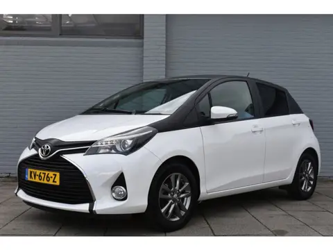 Toyota Yaris 1.3 VVT-i Trend Bi-Tone Handgeschakeld 100pk | Dealer onderhouden | Achteruitrijcamera 