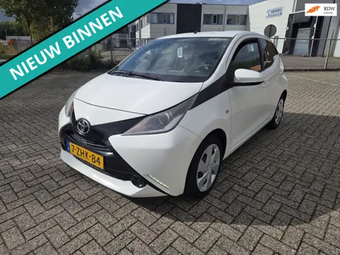 Toyota Aygo 1.0 VVT-i x-play 5 drs met airco top onder houden