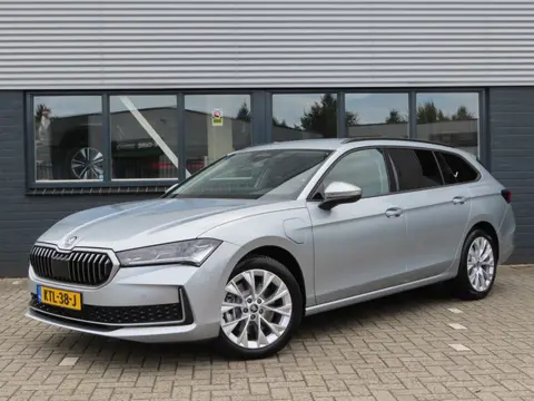 Škoda Superb Combi 1.5 TSI PHEV Business Edition (bj 2025)