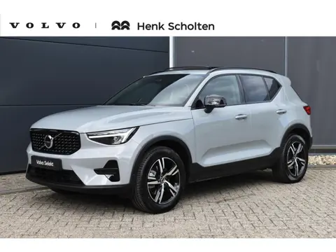 Volvo XC40 B4 Plus Dark | Panoramadak | Trekhaak | Verwarmbare voorstoelen, stuurwiel en voorruit | 