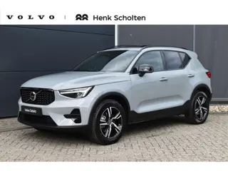 Volvo XC40 B4 Plus Dark | Panoramadak | Trekhaak | Verwarmbare voorstoelen, stuurwiel en voorruit | 