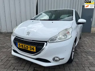 Peugeot 208 1.2 VTi Envy - Koppaking rookt wit - Schade