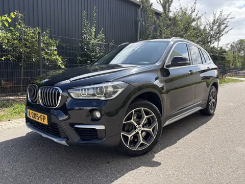 BMW X1 xDrive20i High Executive / AUTOMAAT / LEER / NAVI / CRUISE / TREKHAAK / 105dkm!