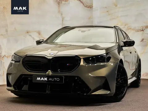 BMW M5 Touring V8 M Hybrid , Sonderlackierung, Ultimate Package, ceramic, pano, B&W, 21", stl.ventil