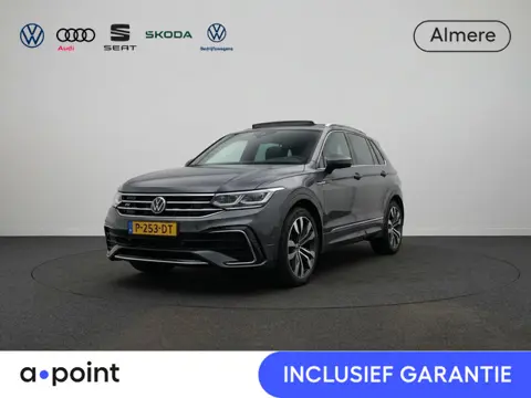 Volkswagen Tiguan 1.5 TSI R-Line Business+ 150PK DSG | Panorama dak | Zwenkbare trekhaak 1800KG  | A