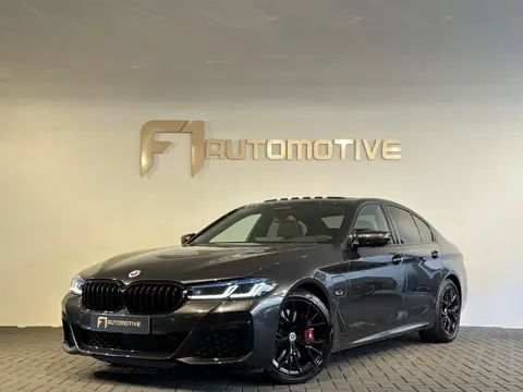 BMW 5-serie 545e xDrive Pano|HuD|Drive Assist|Stoelventilatie|Sfeer