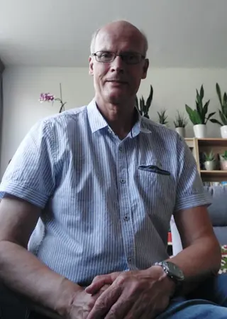 Zoek een vrouw om met lingerie te spelen.