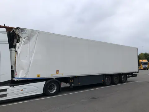 Schmitz Cargobull Kuhlauflieger mit Carrier Vector 1550