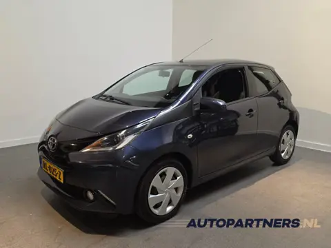 Toyota Aygo 1.0 VVT-i x-play - Airco - Achteruitrijcamera