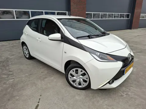 Toyota Aygo 1.0 VVT-i x-play airco car play camera APK 4-2027 incl btw