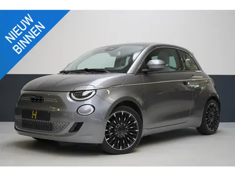 Fiat 500e La Prima 42 kWh | SoH 98,4% | Stoelverwarming | Navigatie | Leder | Lm velgen | All-season