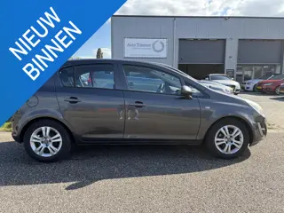 Opel Corsa 1.2-16V Cosmo LEUKE AUTO!
