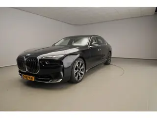BMW i7 xDrive60 106 kWh | LED | HUD | Active cruise | Panoramadak | Active steering | DAB | Bowers &