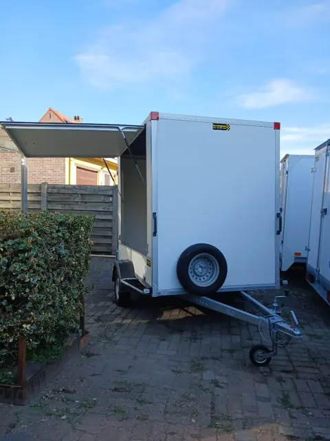 gesloten aanhangwagen met zijluik