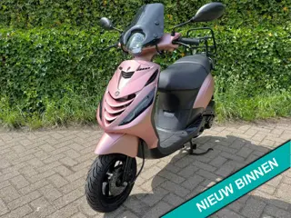 Piaggio Zip SP ROSE GOLD ALPHA LED E4 Scooter BETAAL MET in3