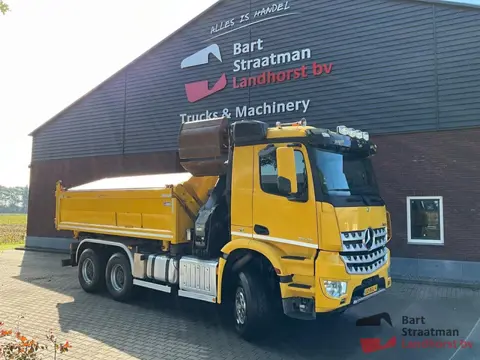 Mercedes-Benz Arocs 3345 6x6 met 10m³ 2 zijden kipper, aluminium milieukleppen en HMF 1943-Z2 kraan.