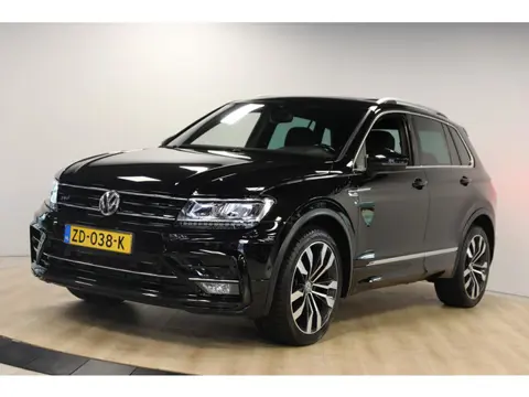 Volkswagen Tiguan 2.0 TSI 4Motion Highline Business R | Schuif- kanteldak | Elektrische trekhaak | M