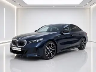 BMW 5 Serie 530e M-Sport | 20" | Trekhaak | Elektrisch verstelbare stoelen | Camera