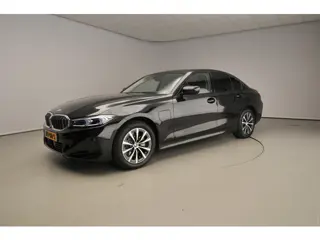 BMW 3 Serie Sedan 320e | LED | HUD | Active cruise | Sportstoelen | Trekhaak | Stoelverwarming | DAB