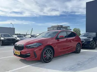 BMW 1-serie 118i M-Sport Pro | Handgeschakeld | Panorama | 19" | Leder