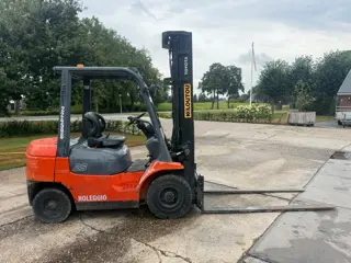 Toyota 7FD25 2500 KG heftruck Diesel Triplo mast Sideshift