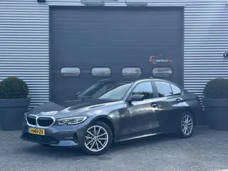 BMW 3-serie 320i xDrive High Executive Edition | Navigatie | Head-Up Display | DAB | Privacy Glass |