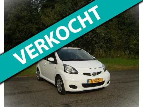 Toyota Aygo 1.0-12V Comfort Navigator . 5 Drs . Airco . Navigatie . Trekhaak . Elec ramen enz