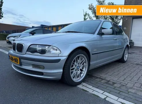 BMW 3-SERIE 320i Executive CLIMA SCH. DAK RIJDT GOED PDC LMV NAP APK 