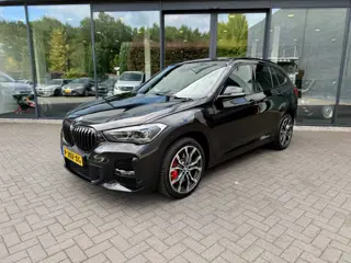 BMW X1 sDrive20i M-Sport,Pano,LED,Stoel/stuurverw,Leer,Keyless,HUD,Camera,Dealer OH