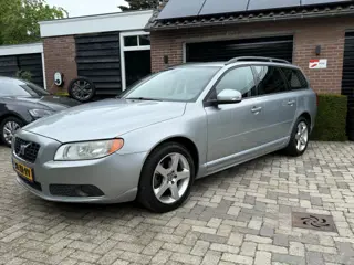 VOLVO V70 momentum*Lederen bekleding*trekhaak*cv