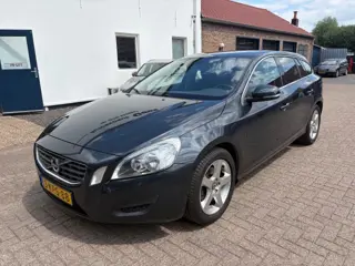 VOLVO V60 T3 Kinetic Nw. Automaat Trekhaak