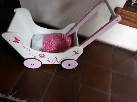 Poppenwagen, hout -- met matrasje en dekje
