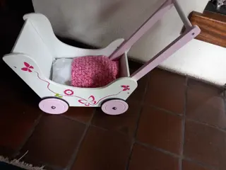 Poppenwagen, hout -- met matrasje en dekje