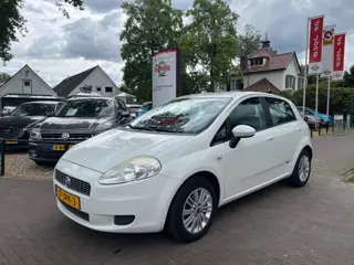 FIAT GRANDE PUNTO 1.2 EDIZIONE LUSSO 5-DEURS / AIRCO / RADIO-CD / ELEK. RAMEN / TREKHAAK / 15'' LM-VELGEN