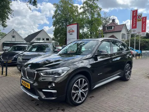 BMW X1 SDRIVE 20I HIGH EXECUTIVE 192PK AUTOMAAT / PANODAK / LEDER / NAVI / STOELVERWARMING / 19'' LM-VELGEN