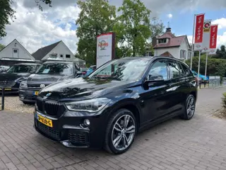 BMW X1 SDRIVE 20I HIGH EXECUTIVE 192PK AUTOMAAT / PANODAK / HEAD-UP / LEDER / NAVI / TREKHAAK AFN. / STOELVERW. / 19'' LM-VELGEN