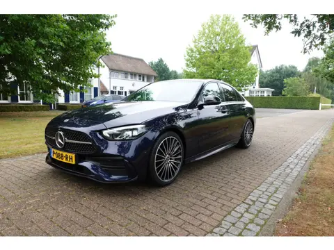 Mercedes-Benz C-Klasse 200 Launch Edition AMG Line | Trekhaak | Camera | Panorama dak | Sfeerverlich