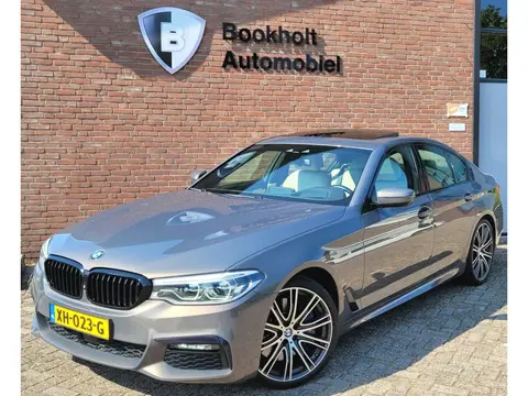 BMW 5-serie 540i M-sport, Schuifdak, ACC, Trekhaak, VOL! (1e Eig. NL NAP) - Alvit Grau
