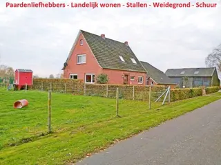 Paardenliefhebbers, boxen, weiland, landelijk wonen