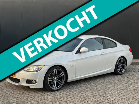 BMW 3-serie Coupé 320i M-Sport pakket | Orig. NL |Parelmoer Wit Metallic! | Sportstoelen | Recent On