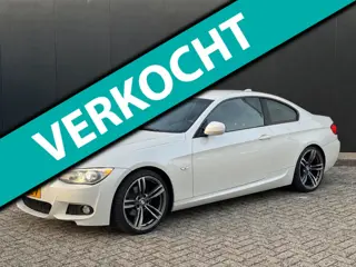 BMW 3-serie Coupé 320i M-Sport pakket | Orig. NL |Parelmoer Wit Metallic! | Sportstoelen | Recent On