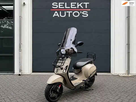 Vespa Bromscooter Sprint 4T Sport Brom Custum/Beugels/LED/Matrix/Slot/Hoog Windscherm/Full Options