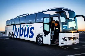 FlyBus transfers van Keflavik Airport naar Reykjavik en v.v.