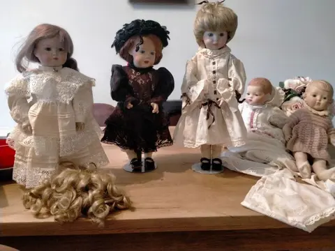Diverse merken - 5 replica's van antieke poppen