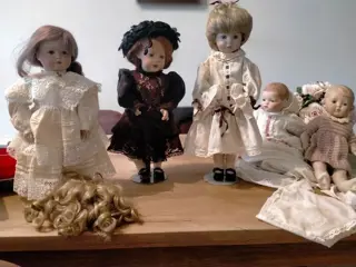 Diverse merken - 5 replica's van antieke poppen