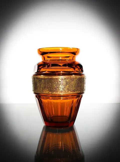 Moser - faset geslepen vaas met vergulde band met romeinse