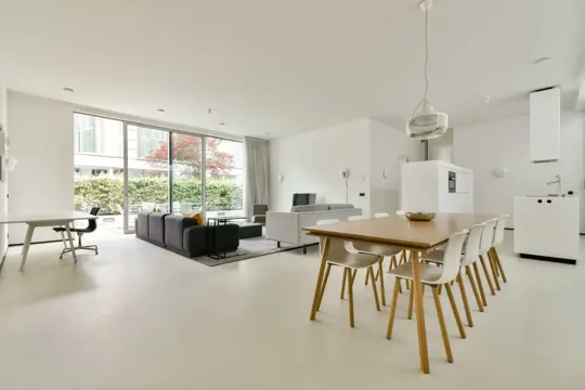 Woning aan de Valkenburgerstraat te Amsterdam