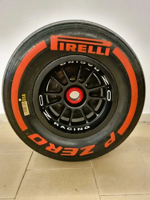Formule 1 - 2016 - Band compleet op wiel