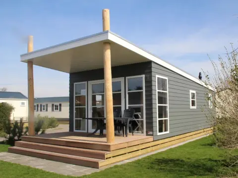 Trendy modern chalet in het bos nabij Den Burg gelegen